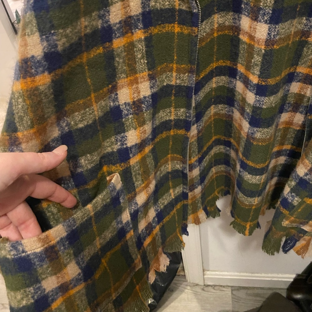 Hooded poncho with zipper